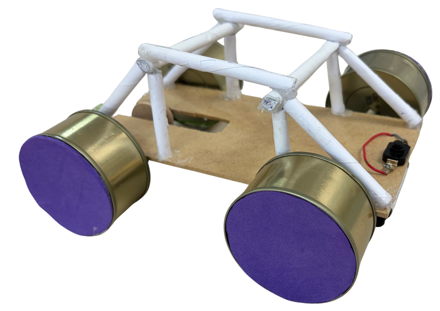 Coche eléctrico construido con latas de atún como ruedas, chasis de madera y estructura de canutillos de papel